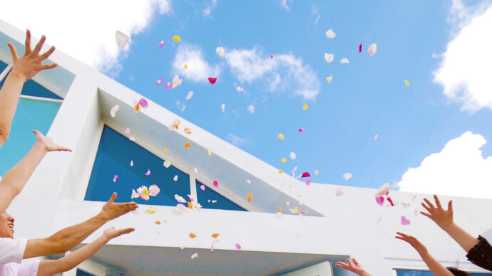 画像：宙を舞うフラワーシャワー