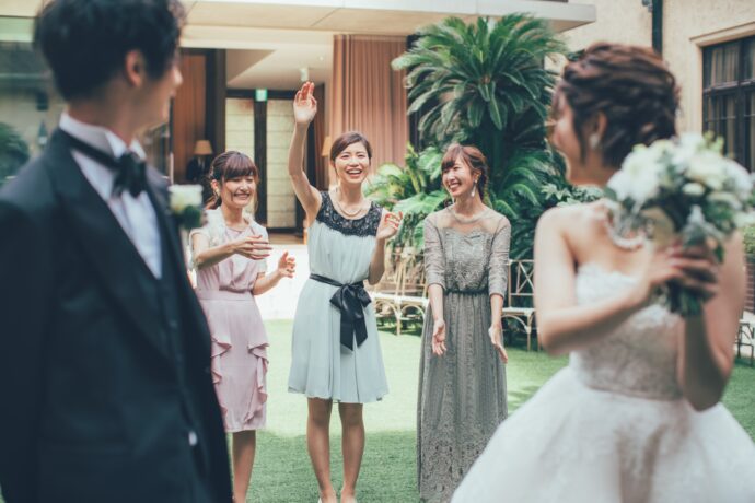 画像:ブーケトスでアピールする友人