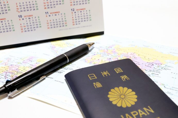 画像：パスポートとカレンダー