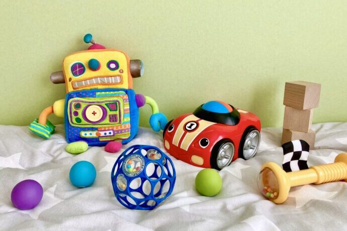 画像:子ども向けのおもちゃが散らばったベッドの上