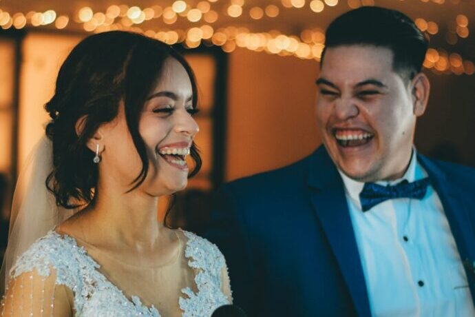 画像：弾ける笑顔を浮かべる新郎新婦