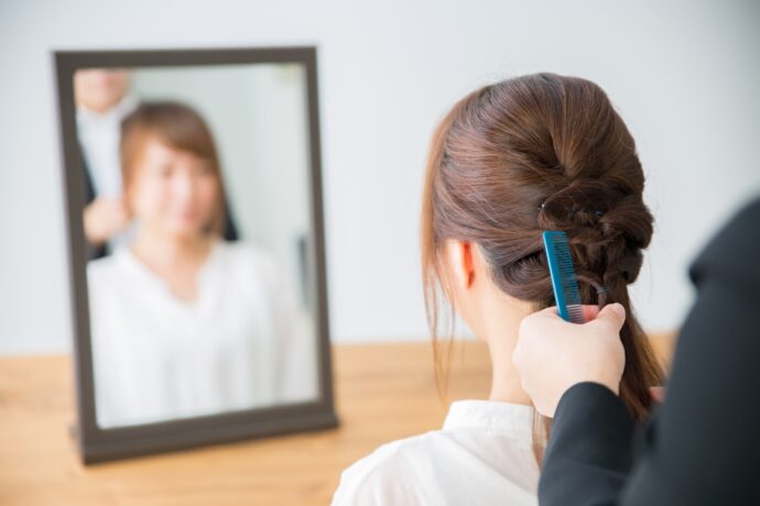 画像:ヘアセットされる女性