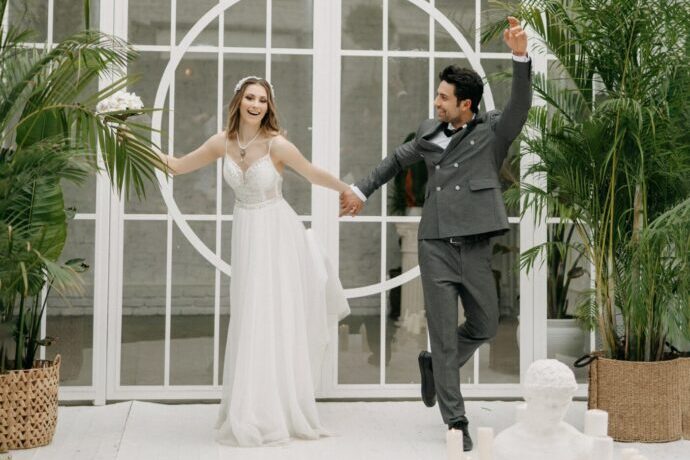 画像：はしゃいだポーズの新郎新婦