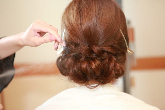 画像:ヘアスプレーで髪型を固める様子