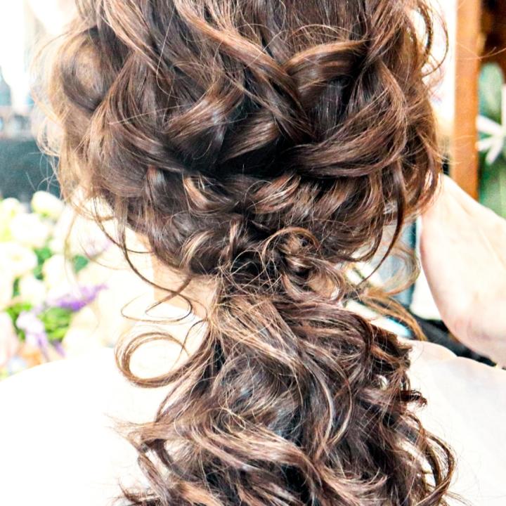 結婚式場ヘアセットの料金相場は？ 美容院とどっちがいいのか
