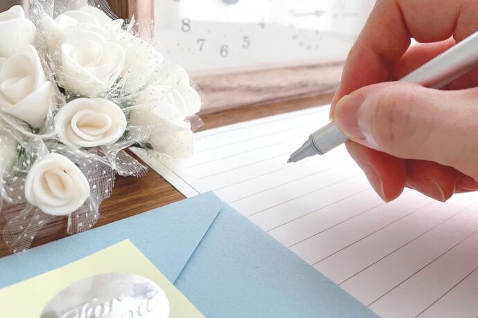 画像：ペンを構える手