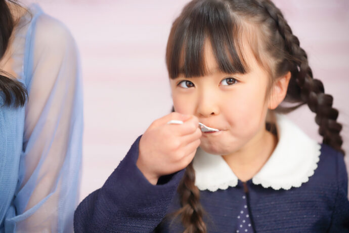 画像:料理を口に運ぶ女児