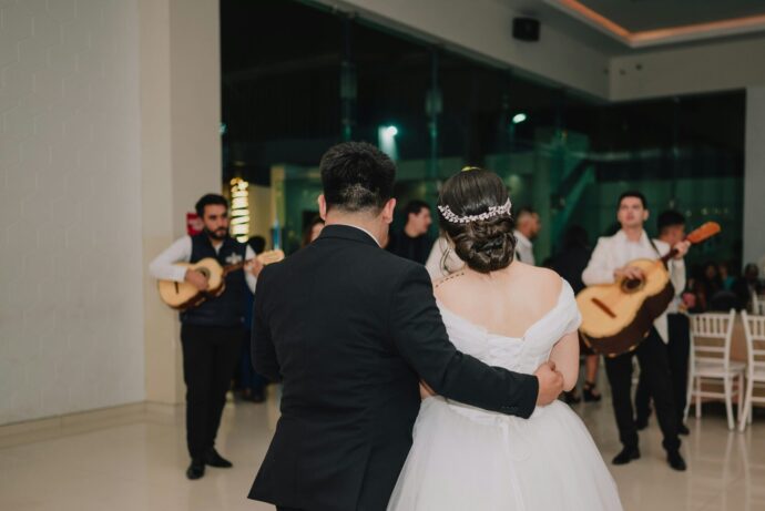 画像：生演奏を楽しむ新郎新婦