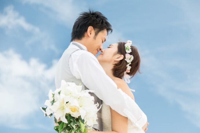 画像：鼻を合わせる新郎新婦