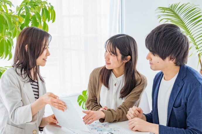 画像:提案を受ける若い男女