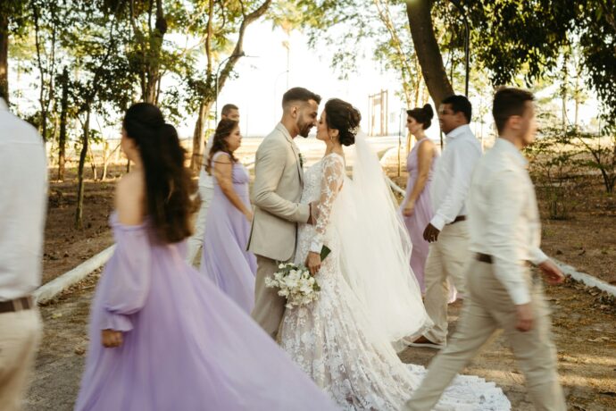 画像：雑踏の中でキスを交わす新郎新婦