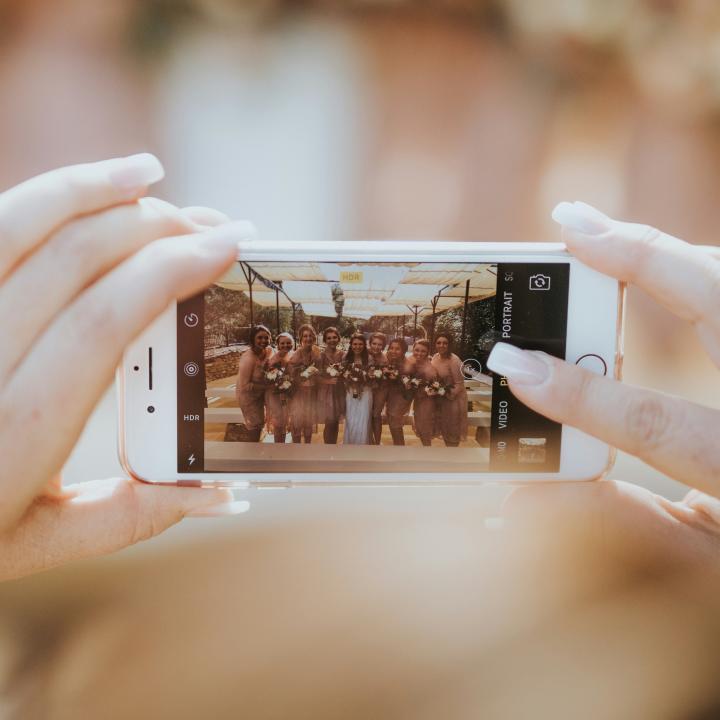 【保存版】元プランナーおすすめ！ 結婚式の余興ムービーアイデア10選｜感動系から面白いものまで