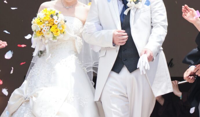 画像：フラワーシャワーで祝福される新郎新婦