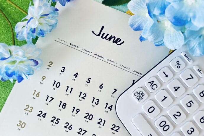 画像：6月のカレンダーと電卓