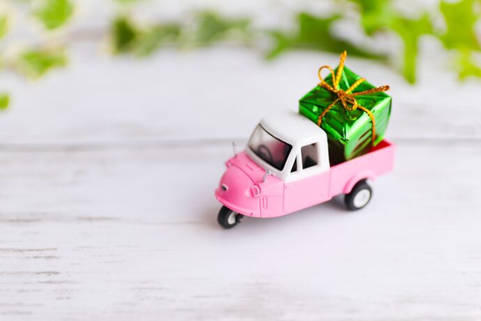 画像：プレゼントを運ぶミニバイクのおもちゃ