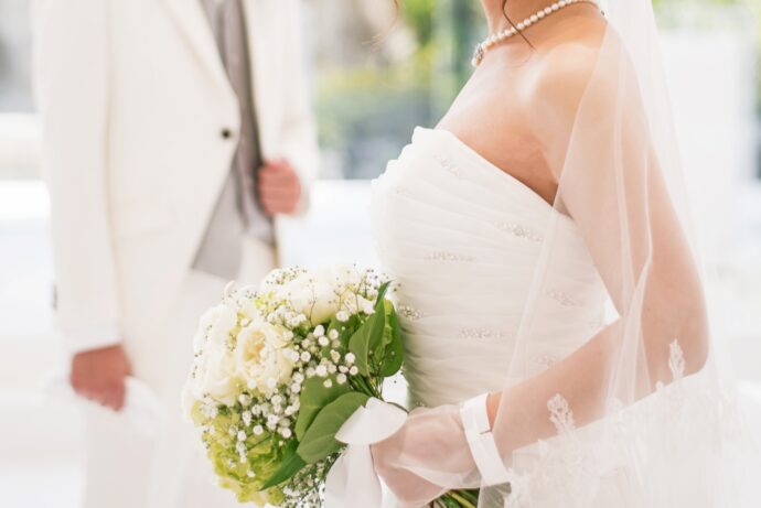 画像：ブーケを持った花嫁