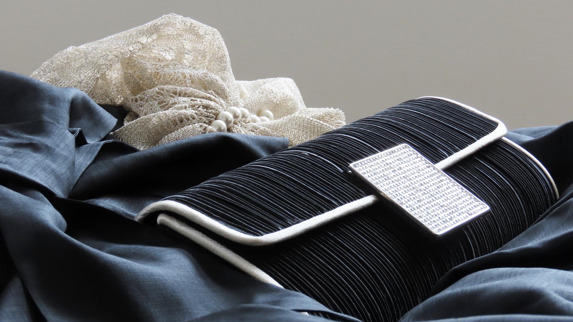 画像：お呼ばれドレスとパーティバッグ