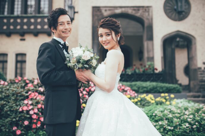 画像：結婚式場前の新郎新婦