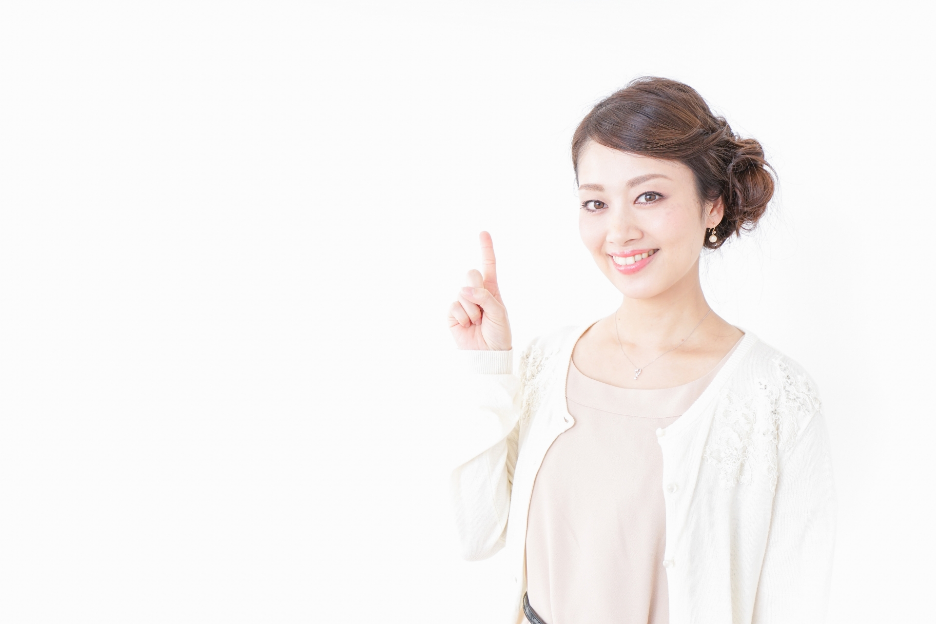 画像：人差し指を立てる女性