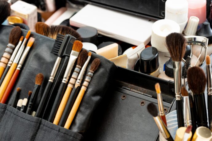 画像：ツールポーチに入ったメイクツール