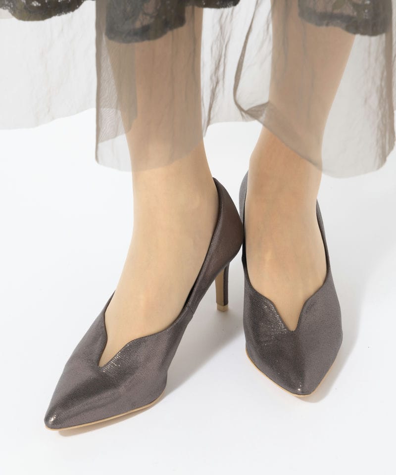 画像：濃い色のパンプス見本