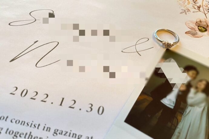 画像：婚姻届けとチェキ写真