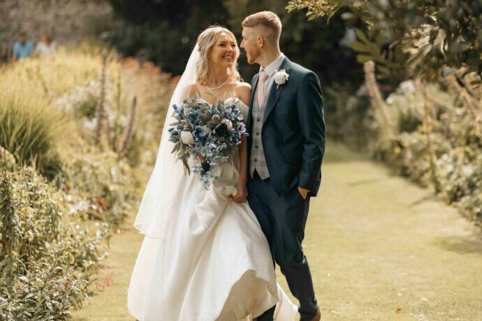 画像：道の真ん中で笑いあう新郎新婦