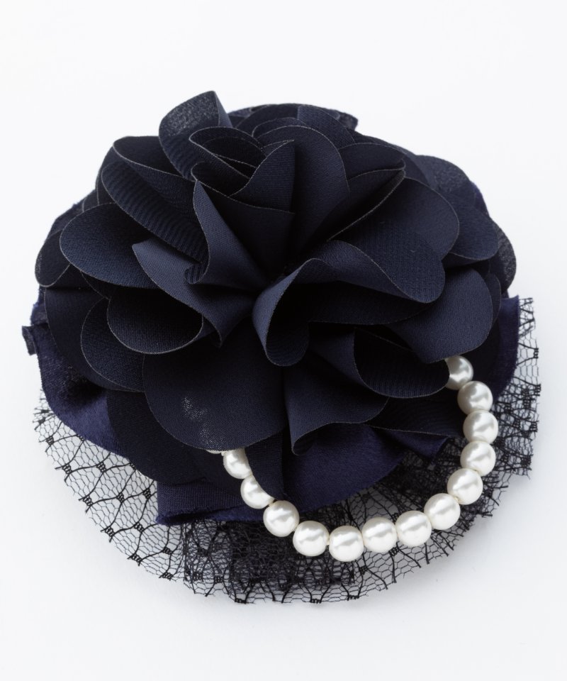 画像：濃い色のコサージュ