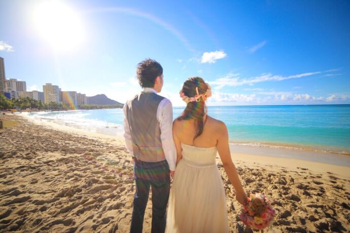 画像:ハワイのビーチに立つ新郎新婦