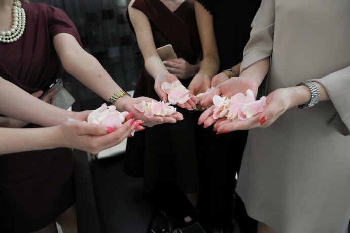 画像：フラワーペタルを手に乗せた参列者