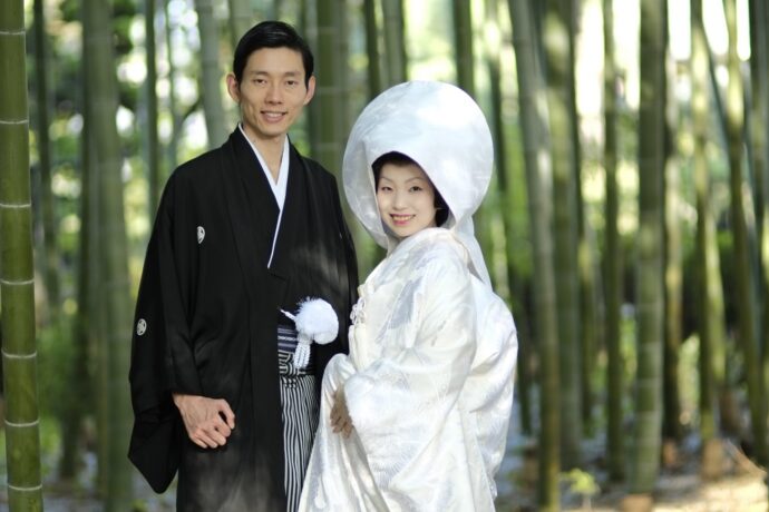 画像：竹林の中に立つ和装の新郎新婦