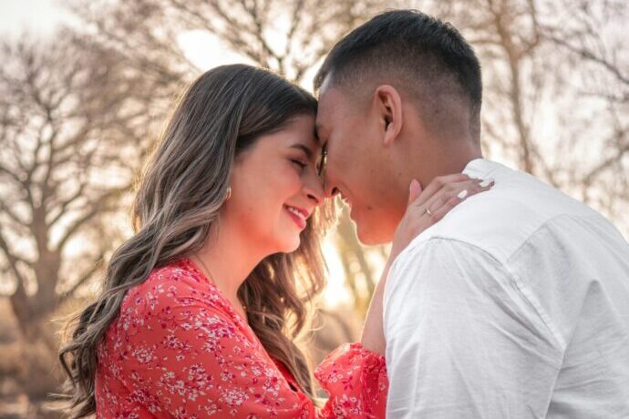 画像：おでこを合わせて笑う男女