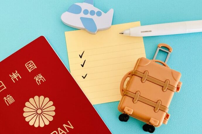 画像：パスポートやキャリーケース