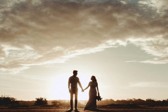 画像：大空とシルエットになった新郎新婦