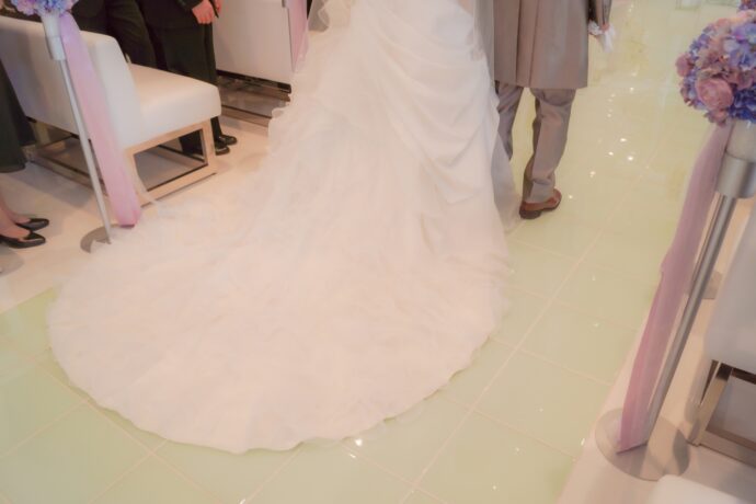 画像：バージンロードを歩く新郎新婦