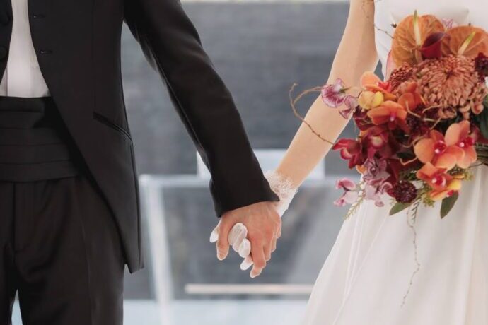 画像：手を繋ぐ新郎新婦
