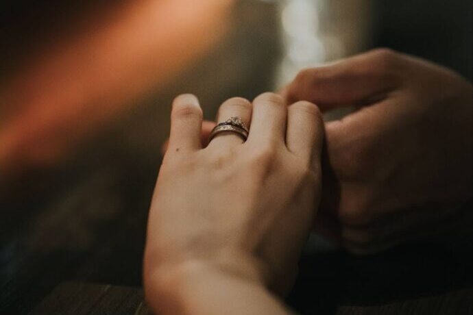 画像：結婚指輪と婚約指輪をはめた左手